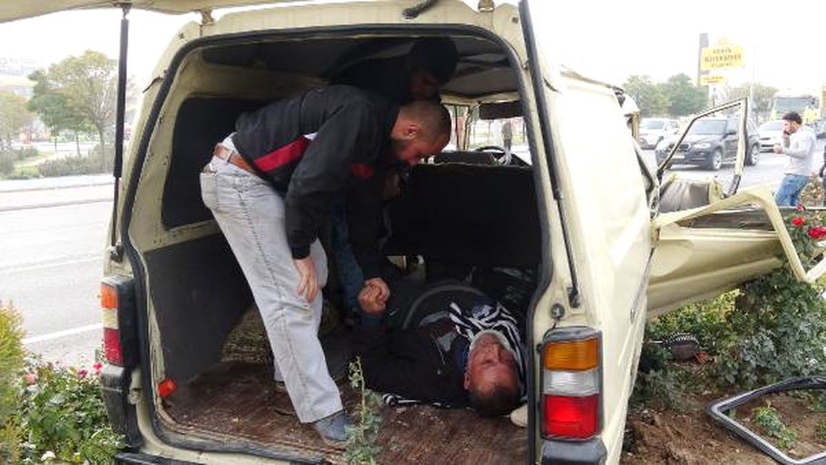 Suriyeli İnşaat İşçilerini Taşıyan Minibüs Devrildi: 2\'si Ağır, 7 Yaralı