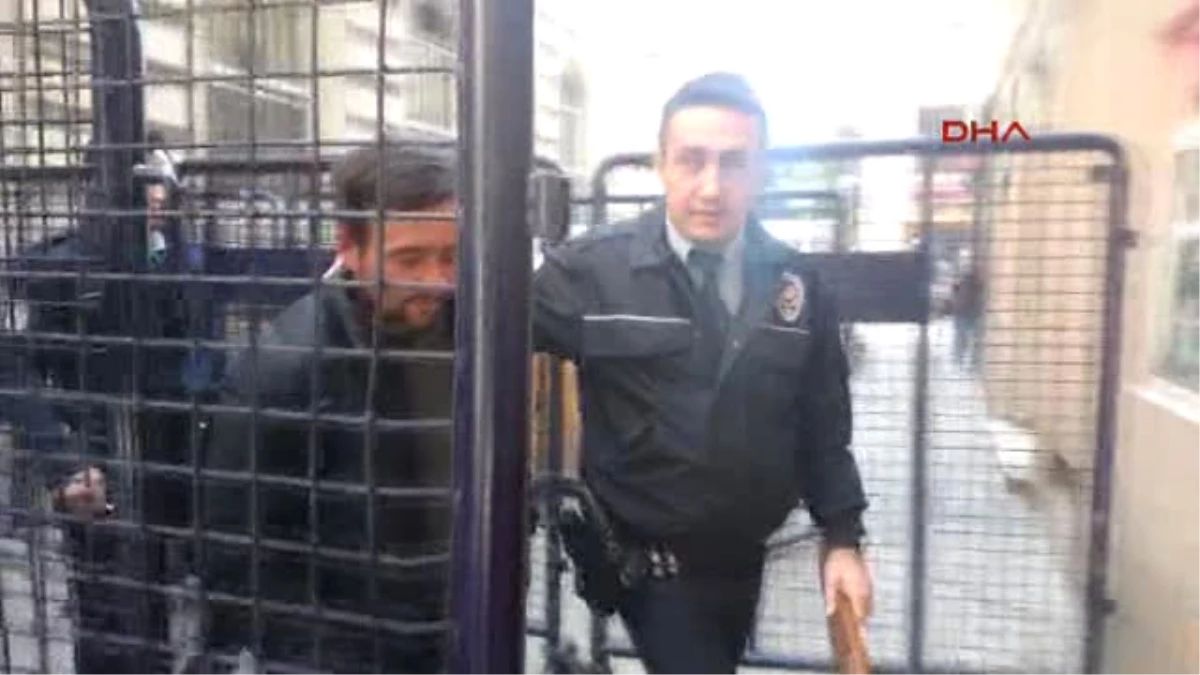 Taksim Meydanı\'nda Banka Şubesine Sandalye Bacağıyla Saldırı