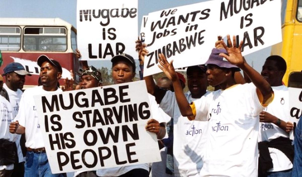 Zimbabve\'de Askeri Müdahale Yanlıları Sokakta