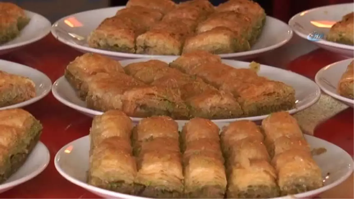 Baklava Yeme Yarışması... Yarım Kilo Baklavayı 45 Saniyede Yedi