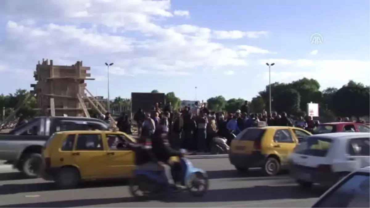 Burgiba Heykelinin Kente Dikilecek Olması Protesto Edildi