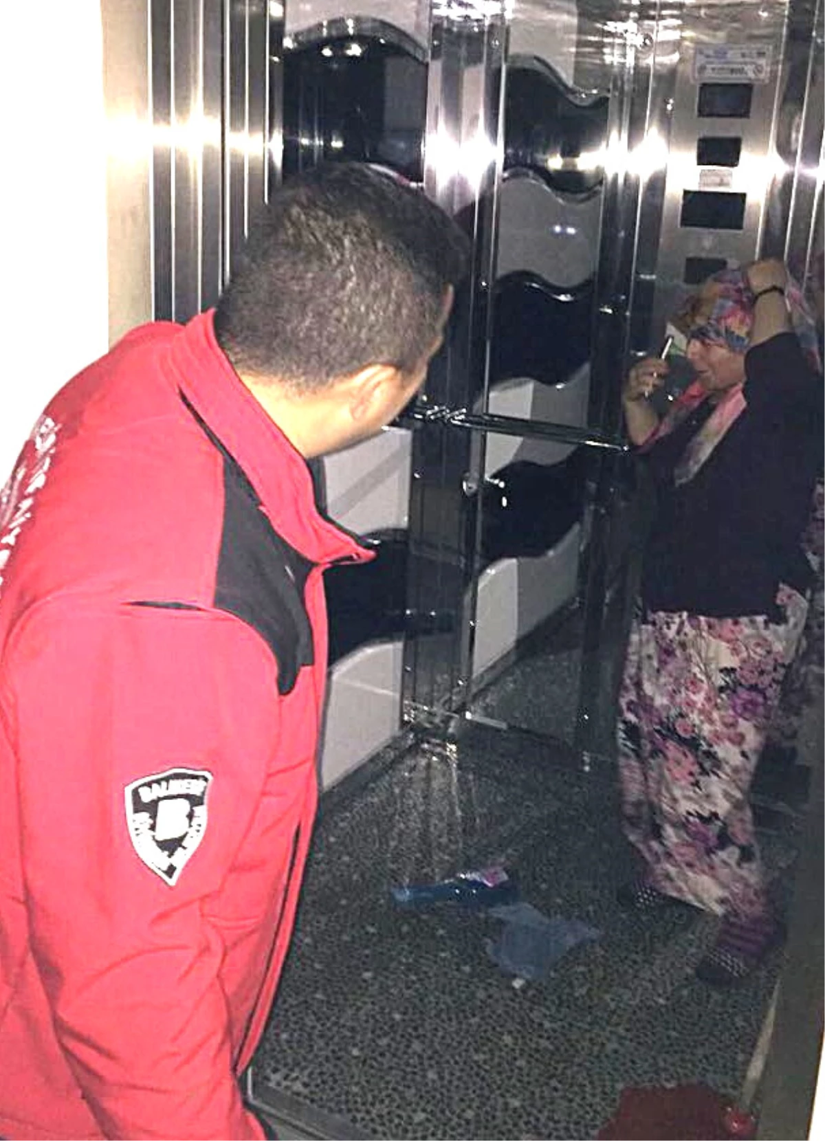 Burhaniye\'de Asansörde Mahsur Kalan Kadını İtfaiye Kurtardı