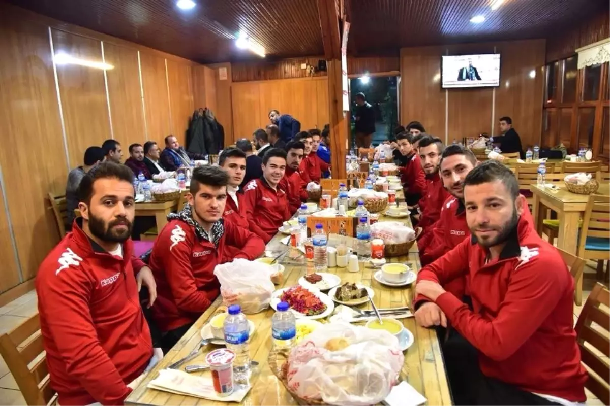 Derbi Öncesi Başkan Yağcı\'dan Futbolculara Yemek