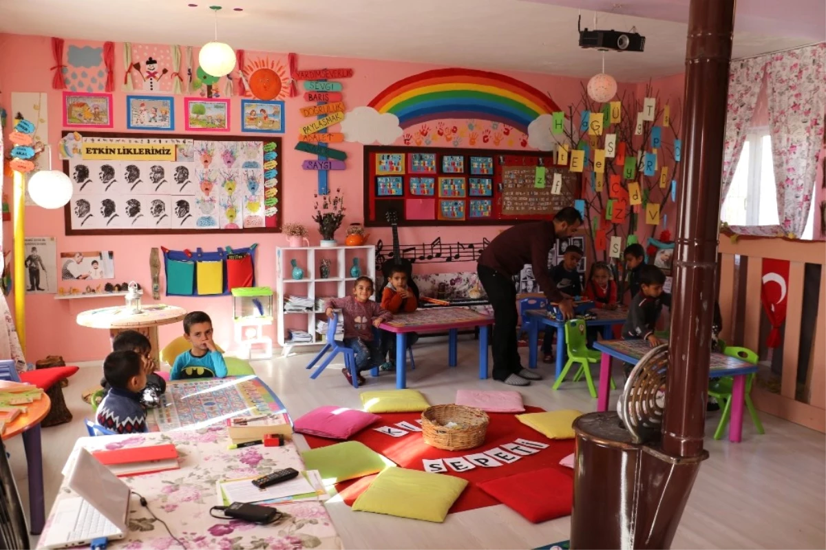 Diyarbakır\'daki Bu Okulda Öğrenciler Eve Gitmek İstemiyor