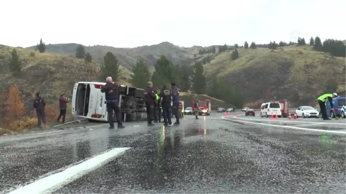 Elazığ\'da Yolcu Otobüsü Devrildi: 2 Ölü, 18 Yaralı