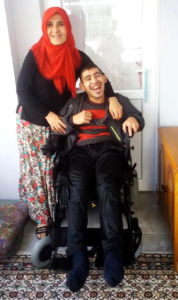 Fatma Girik, Engelli Gencin Yüzünü Güldürdü Son Dakika