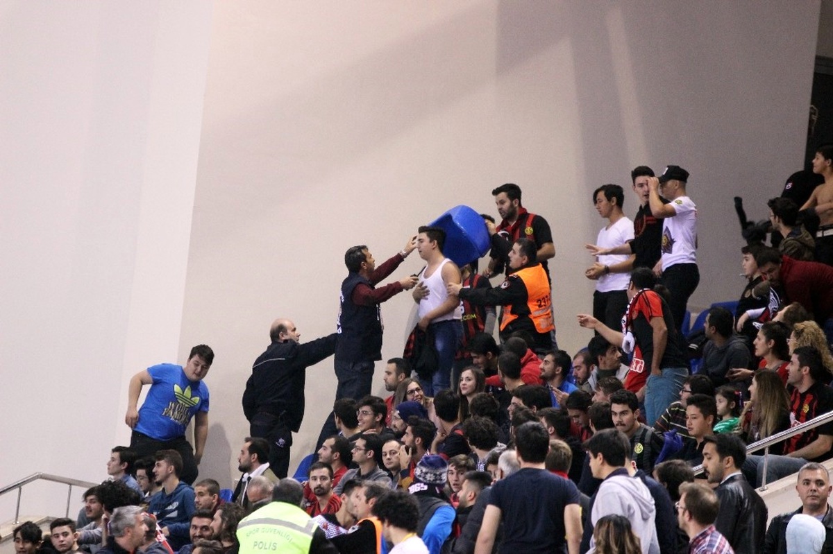 Fenerbahçe Doğuş-Eskişehir Basket Maçında Kavga