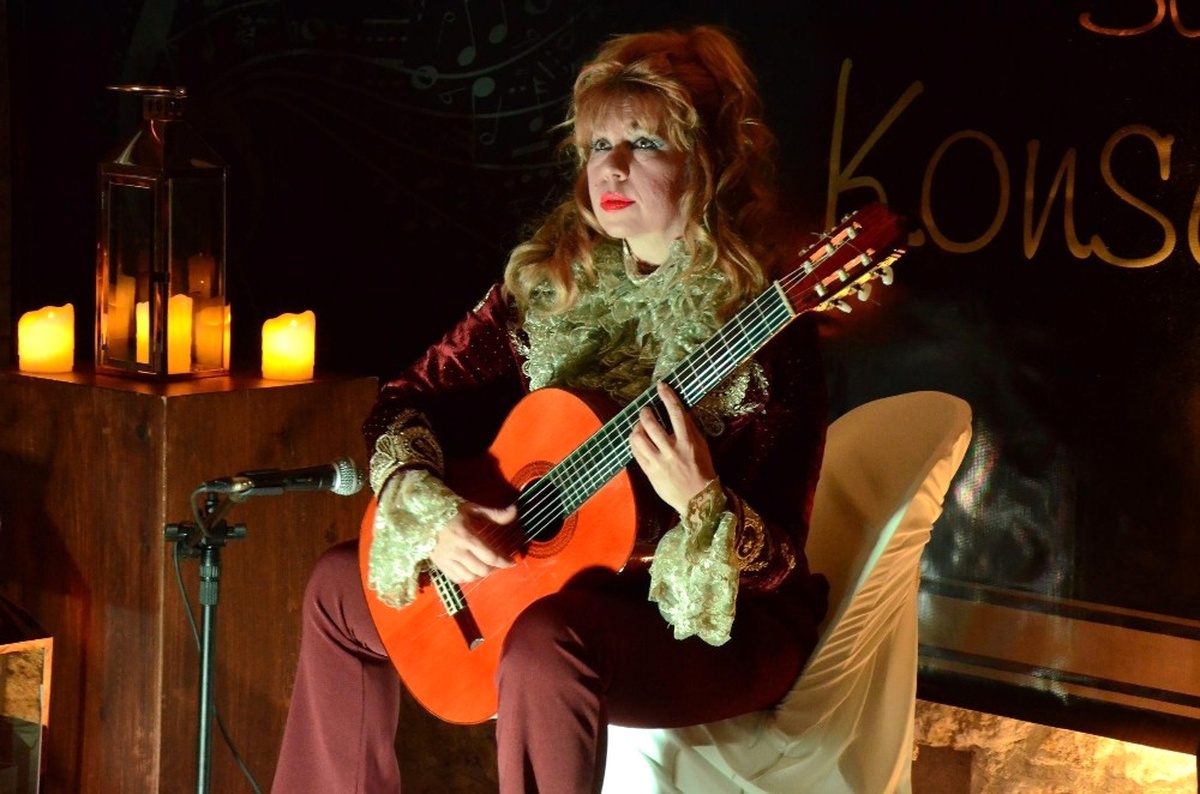 Gitarist Galina Vale Kuşadası\'nda Konser Verdi