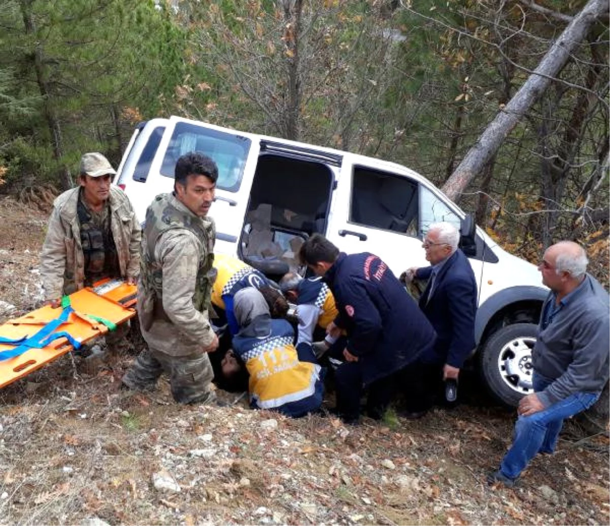 Hafif Ticari Araç Uçuruma Yuvarlandı: 4 Yaralı