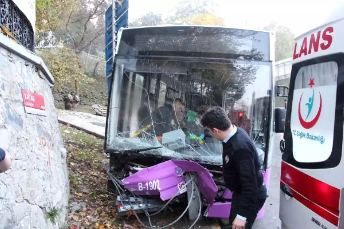 Halk Otobüsü Bariyerlere Çarptı, Sürücü Araç İçinde Sıkıştı