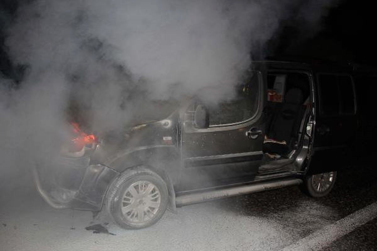 Hareket Halindeki Hafif Ticari Araç Yandı