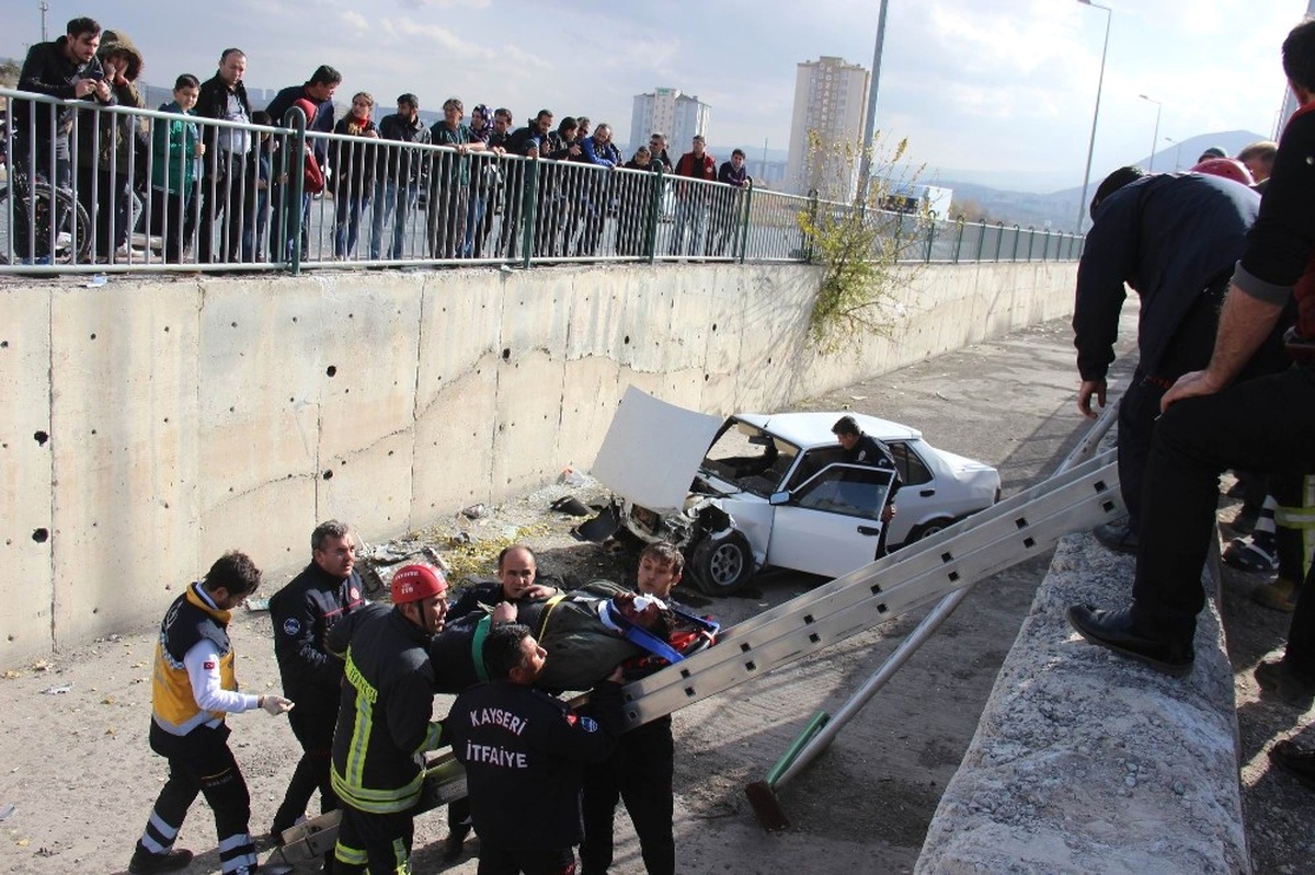 Kayseri\'de Otomobil Kanala Uçtu: 1 Yaralı