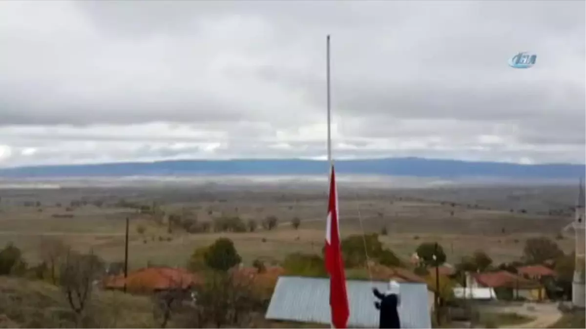 Köyü İçin Diktiği 7 Metrelik Bayrağı Göndere Tek Başına Çekti