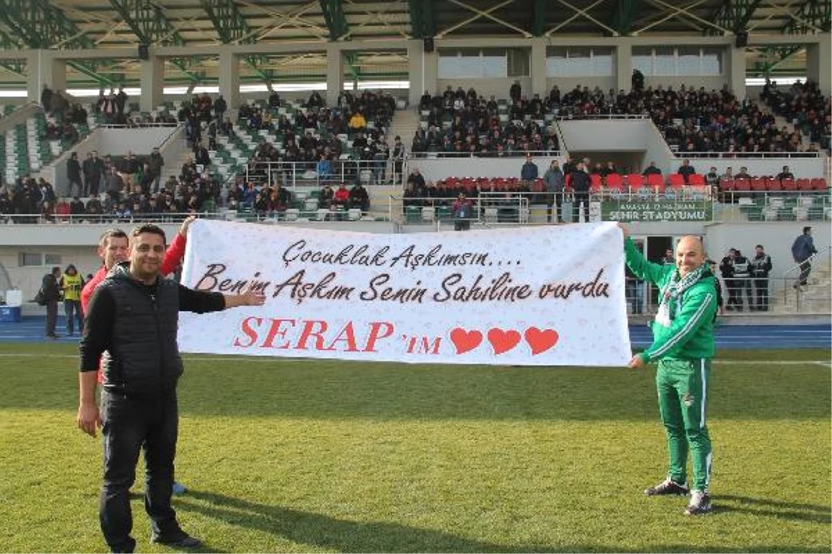 Maç Öncesi Sahada Pankart Açtı, Nişanlısına Kendini Affettirdi