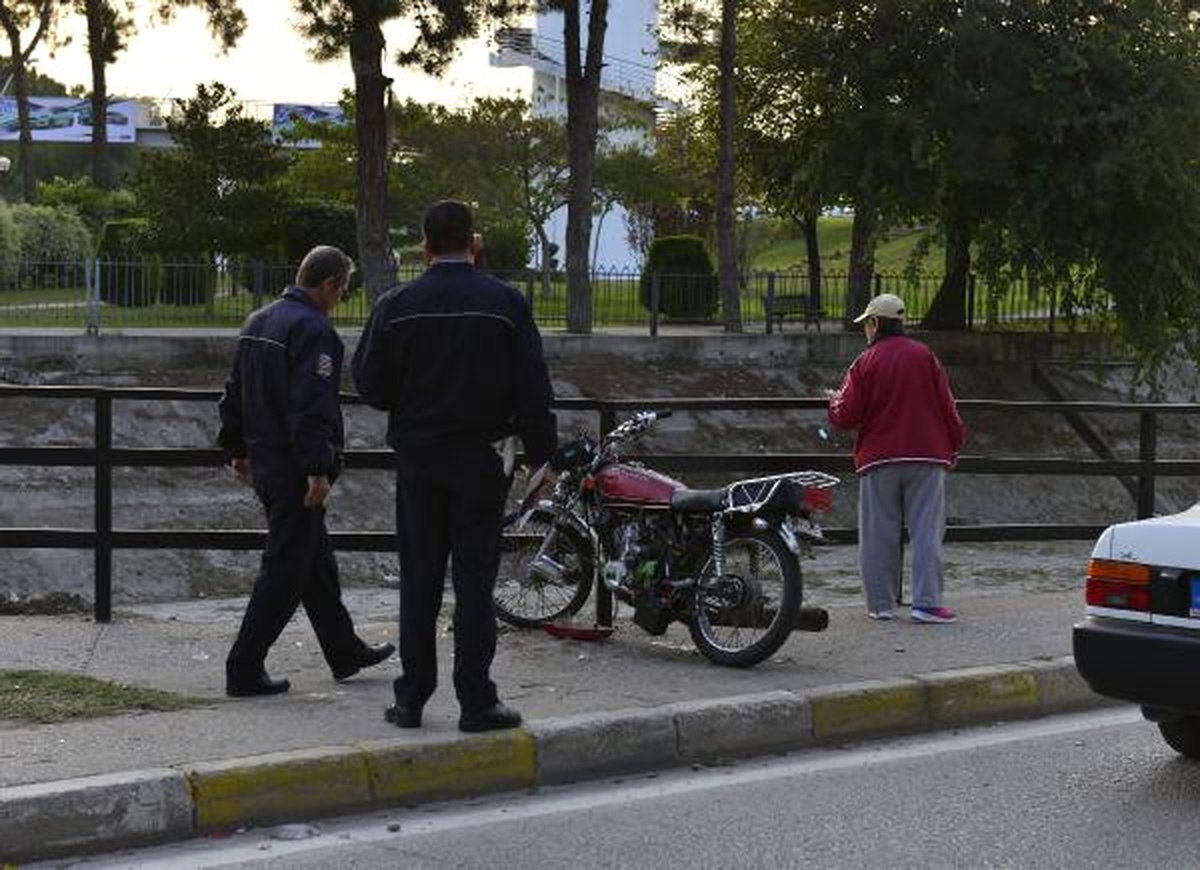 Motosiklet Bariyere Çarptı; 3 Kişi Yaralandı