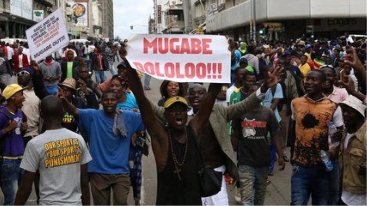 Mugabe\'ye Bir İstifa Çağrısı da İktidardan