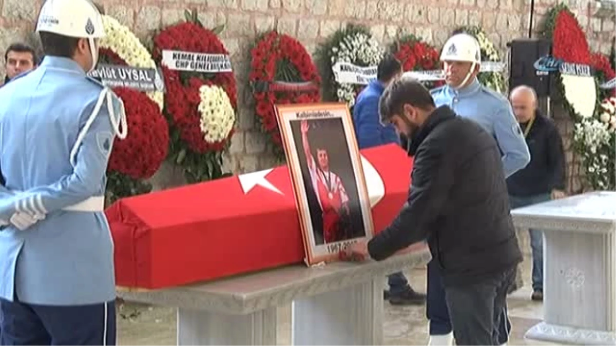 Naim Süleymanoğlu\'nun Cenazesi Fatih Camii\'ne Getirildi