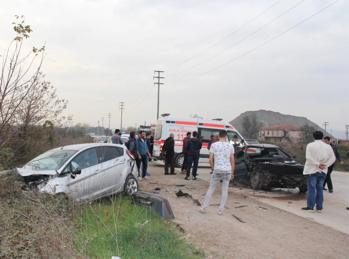 Otomobiller Kafa Kafaya Çarpıştı: 6 Yaralı