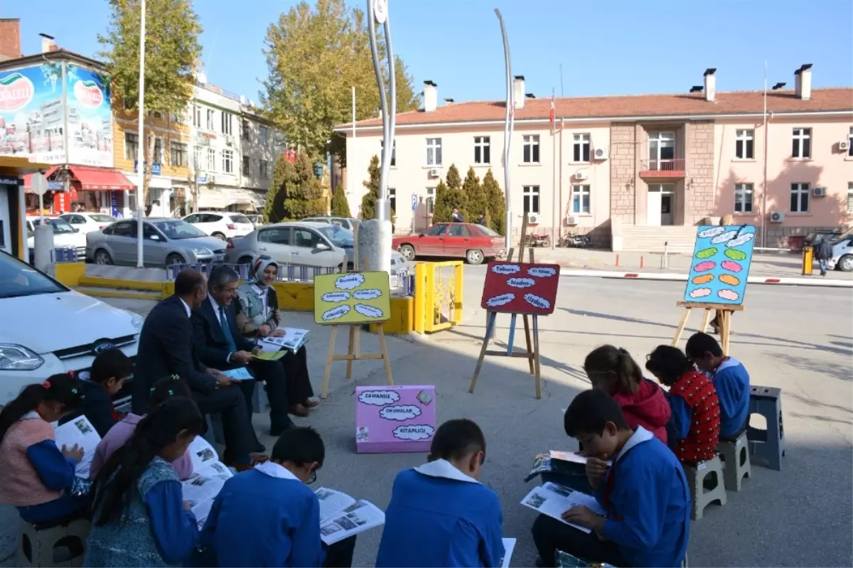 Taburelere Oturdular, Başkanla Kitap Okudular