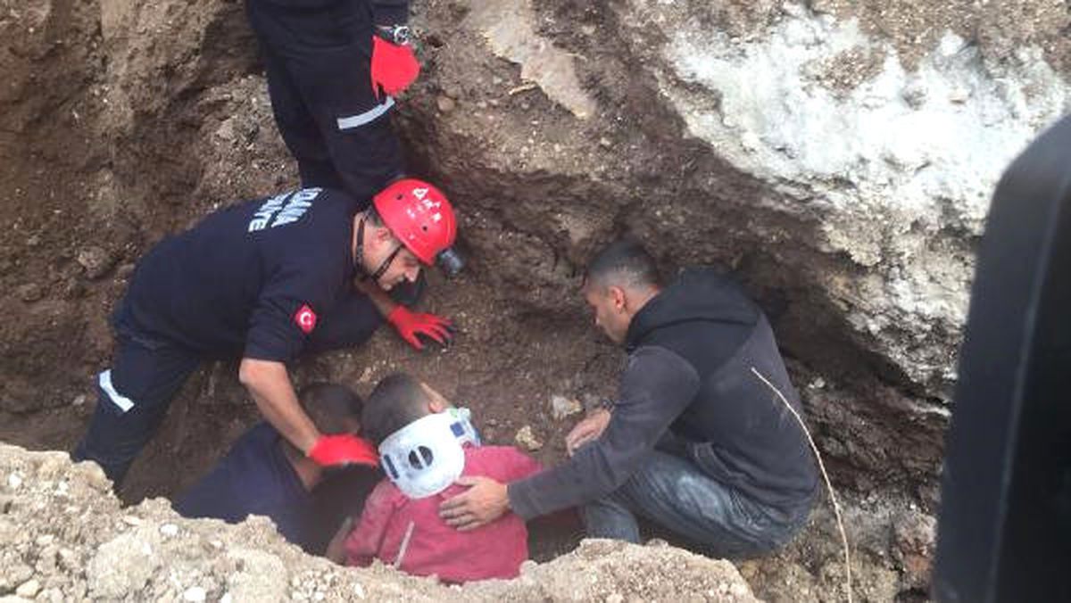 Toprak Altında Kalan İşçiyi İtfaiye Erleri Kurtardı