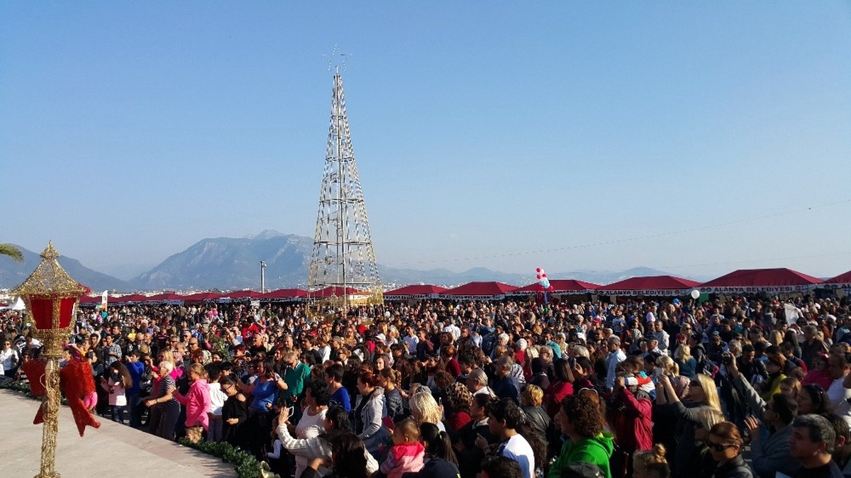 Alanya Noel Pazarı\'na Hazırlanıyor