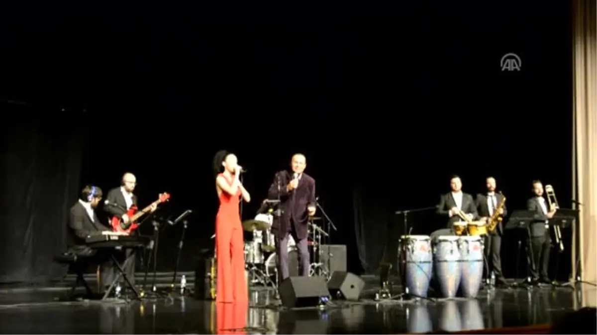 Ayhan Sicimoğlu ve Latin All Stars Orkestrası Konser Verdi