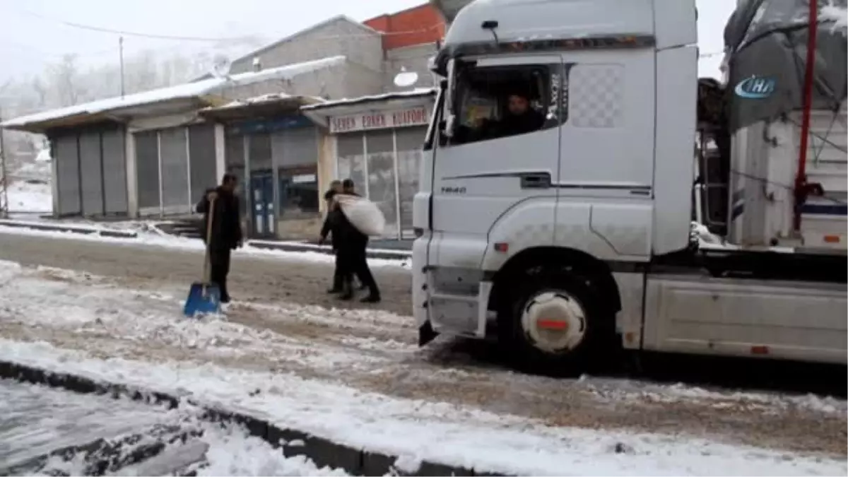 Başkale\'de Kar Yağışı Vatandaşlara Zor Anlar Yaşattı