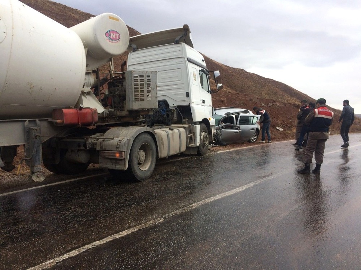 Beton Mikseriyle Otomobil Çarpıştı: 1 Ölü, 1 Yaralı