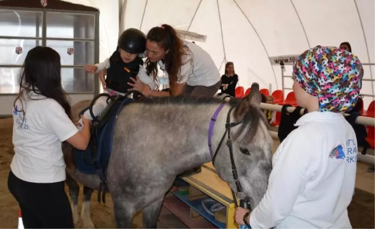 Cerebral Palsy\'li Çocuklara At ile Terapi