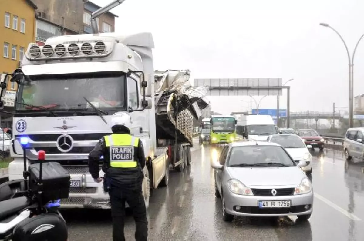 Damperi Açılarak, Üst Geçide Çarpan Tır\'ın Sürücüsü Yaralandı