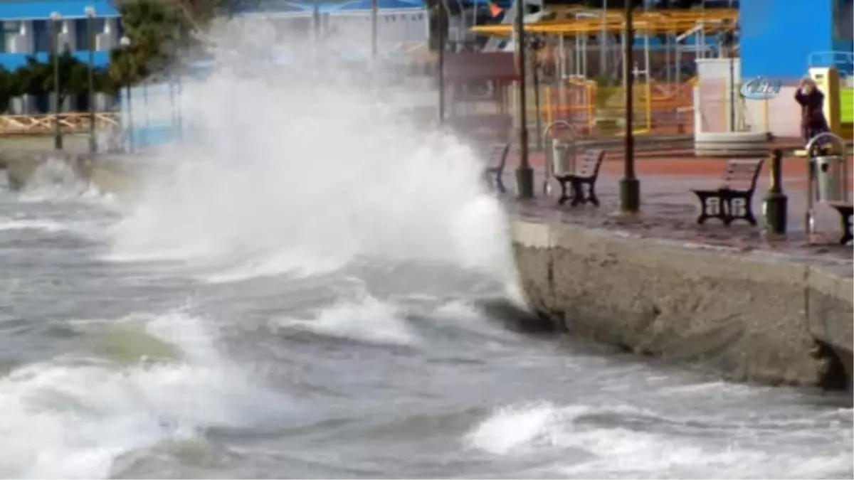 Dev Dalgalar Edremit Sahillerini Dövdü