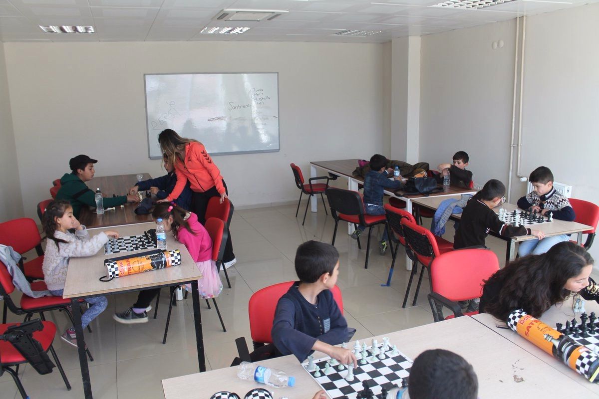 Doğubayazıtlı Minikler Satranç Öğreniyor