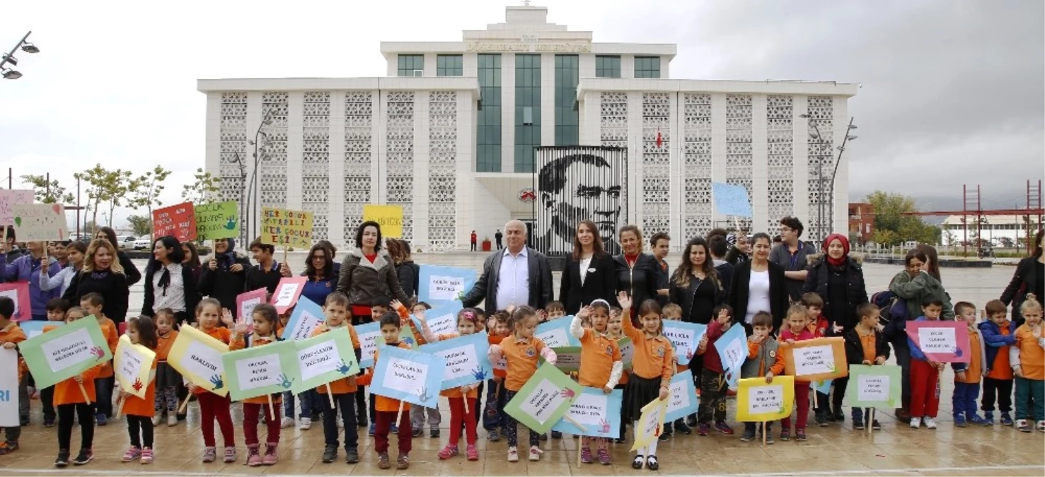 Döşemealtı\'nda "Dünya Çocuk Hakları Günü" Yürüyüşü Düzenlendi