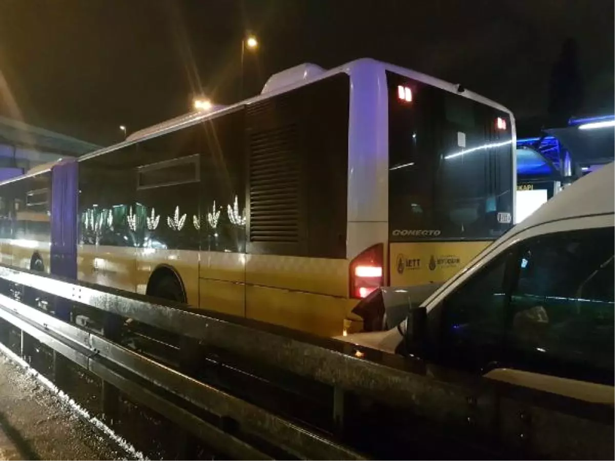 Edirnekapı Metrobüs Durağında Kaza; 1 Yaralı (2)