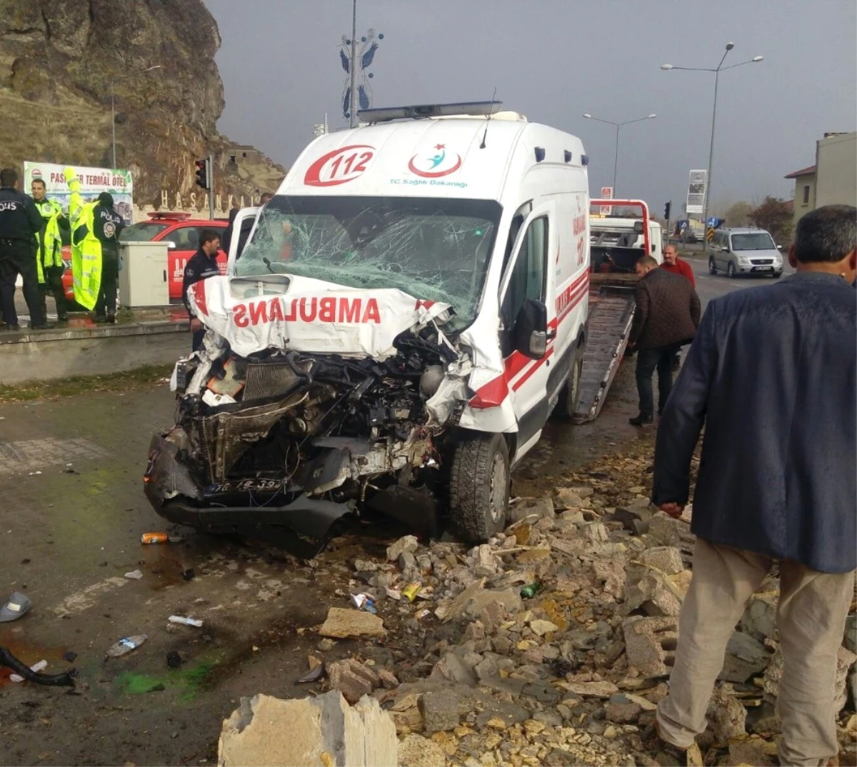 Erzurum\'da Ambulans Traktörle Çarpıştı: 7 Yaralı