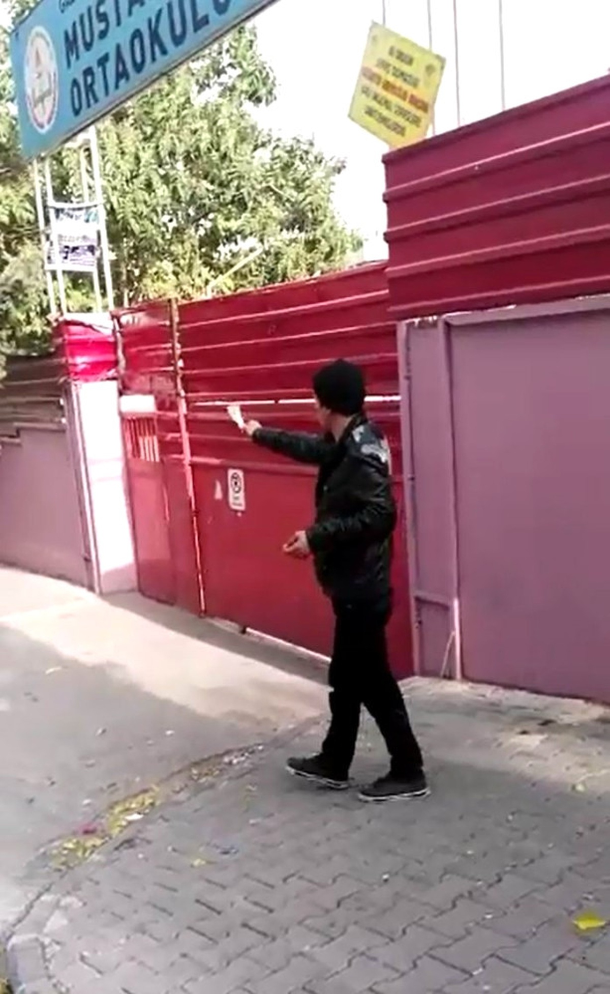Gündüz Vakti Okulun Yanında Bali Çeken Genç Vatandaşlar Tarafından Görüntülendi