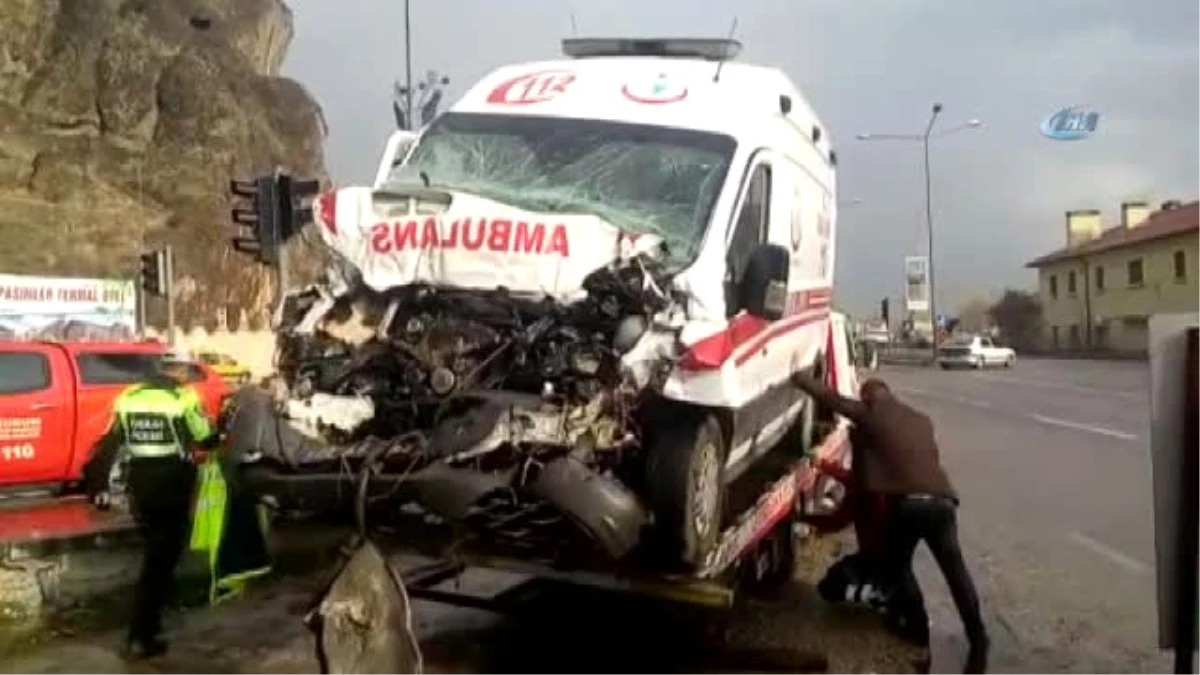 Hasta Taşıyan Ambulans ile Traktör Çarpıştı: 7 Yaralı
