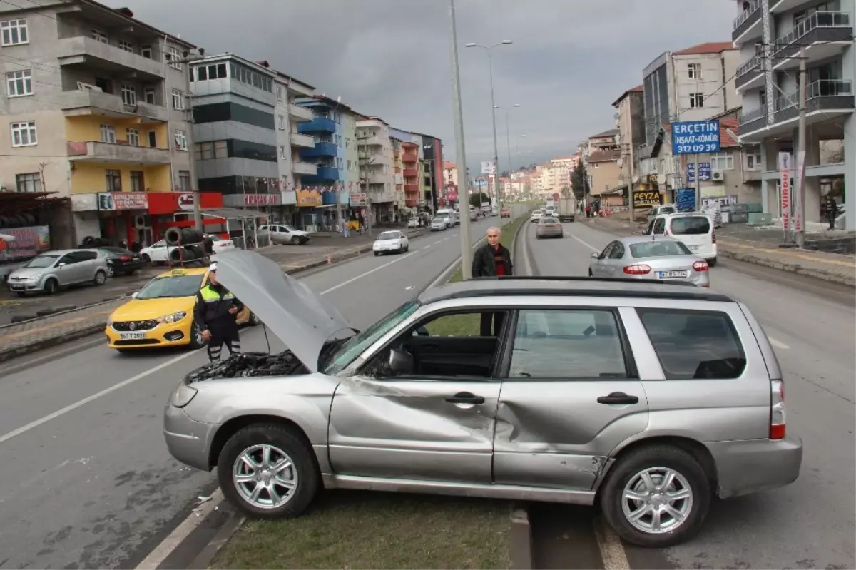 İş Makinesi ile Çarpışan Otomobil Refüje Çıktı: 1 Yaralı