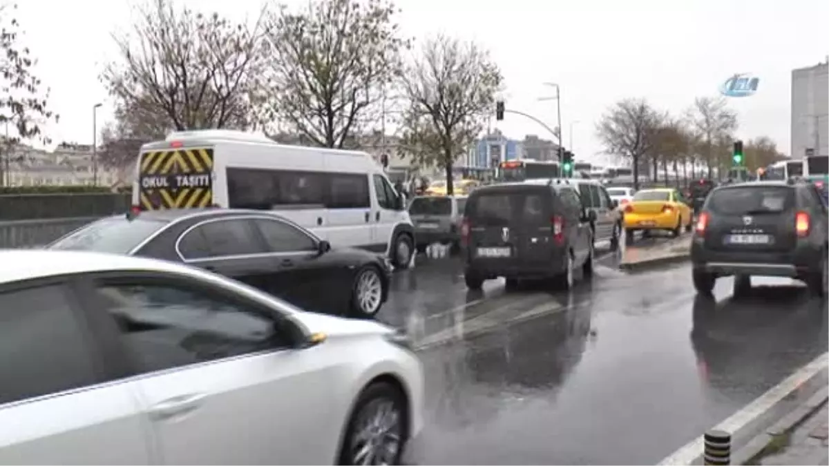 İstanbul\'da Hava Karardı, Yağmur Devam Ediyor