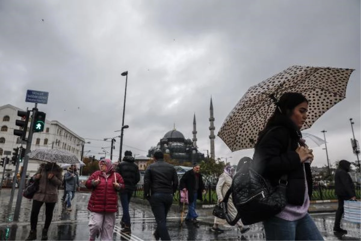 İstanbul\'da Sağanak Yağış Etkisini Artırdı! Hava Bir Anda Karardı, Gündüz Geceye Döndü