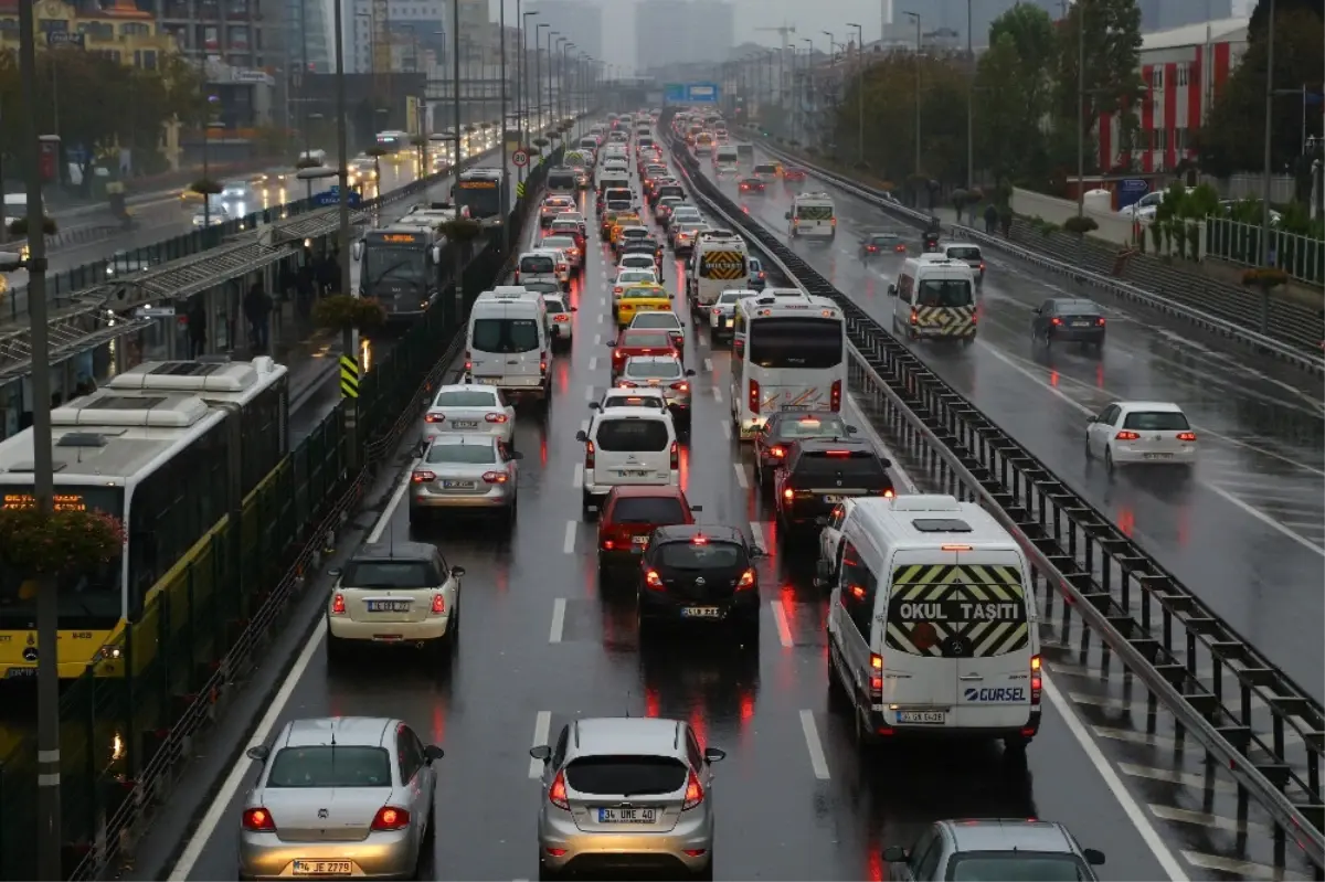 İstanbul\'da Yağış Etkisini Sürdürüyor