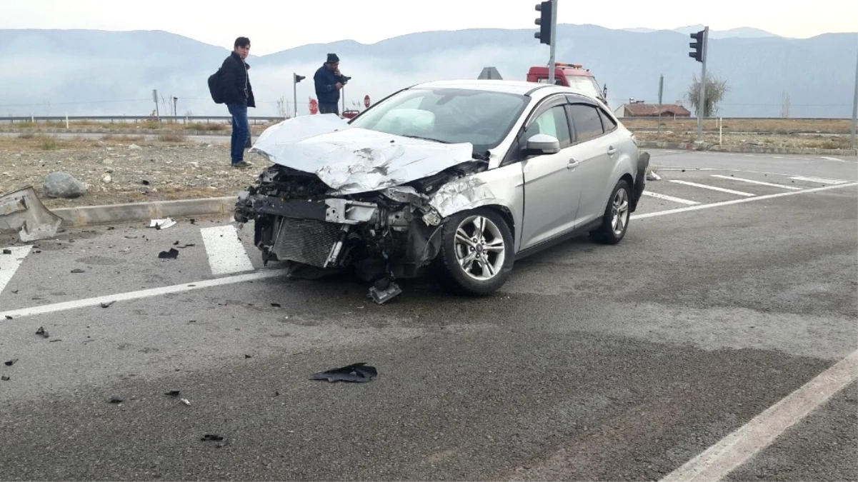 Kargı\'da Otomobil Kamyonla Çarpıştı: 1 Yaralı
