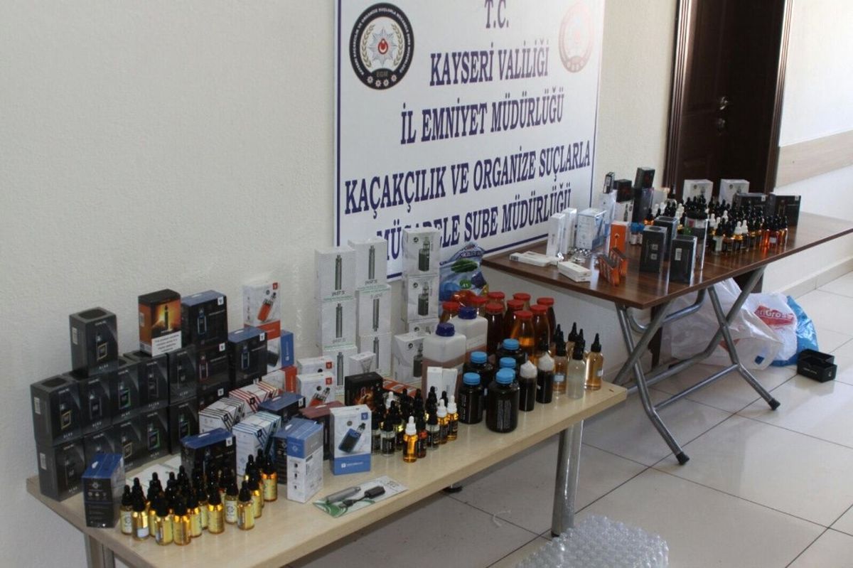 Kayseri\'de Elektronik Sigara ve Kaçak Sigara Operasyonu: 7 Gözaltı