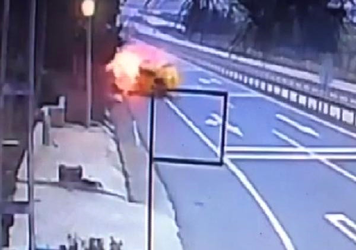 Kaza Yapan Taksi Alev Topuna Döndü, Sürücü Şans Eseri Kurtuldu