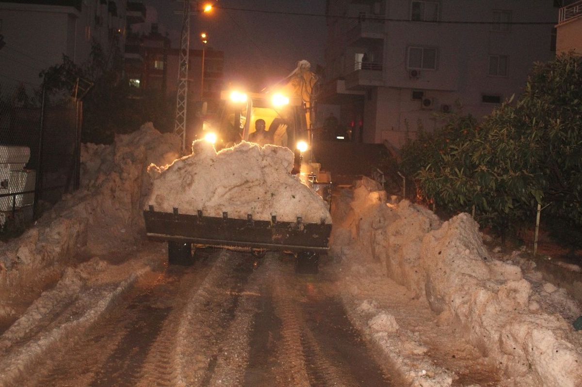 Mersin\'de Belediye Ekipleri Yağışlara Karşı Teyakkuzda