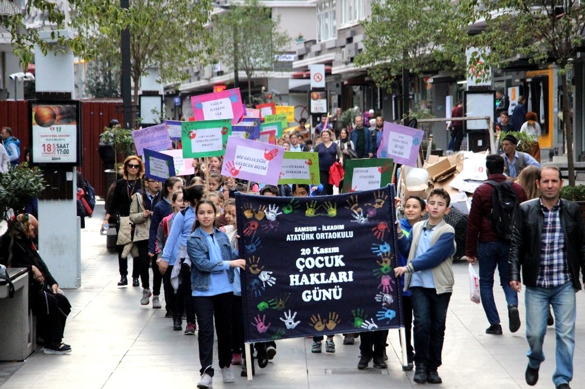 Minik Öğrenciler, Çocuk Hakları İçin Yürüdü