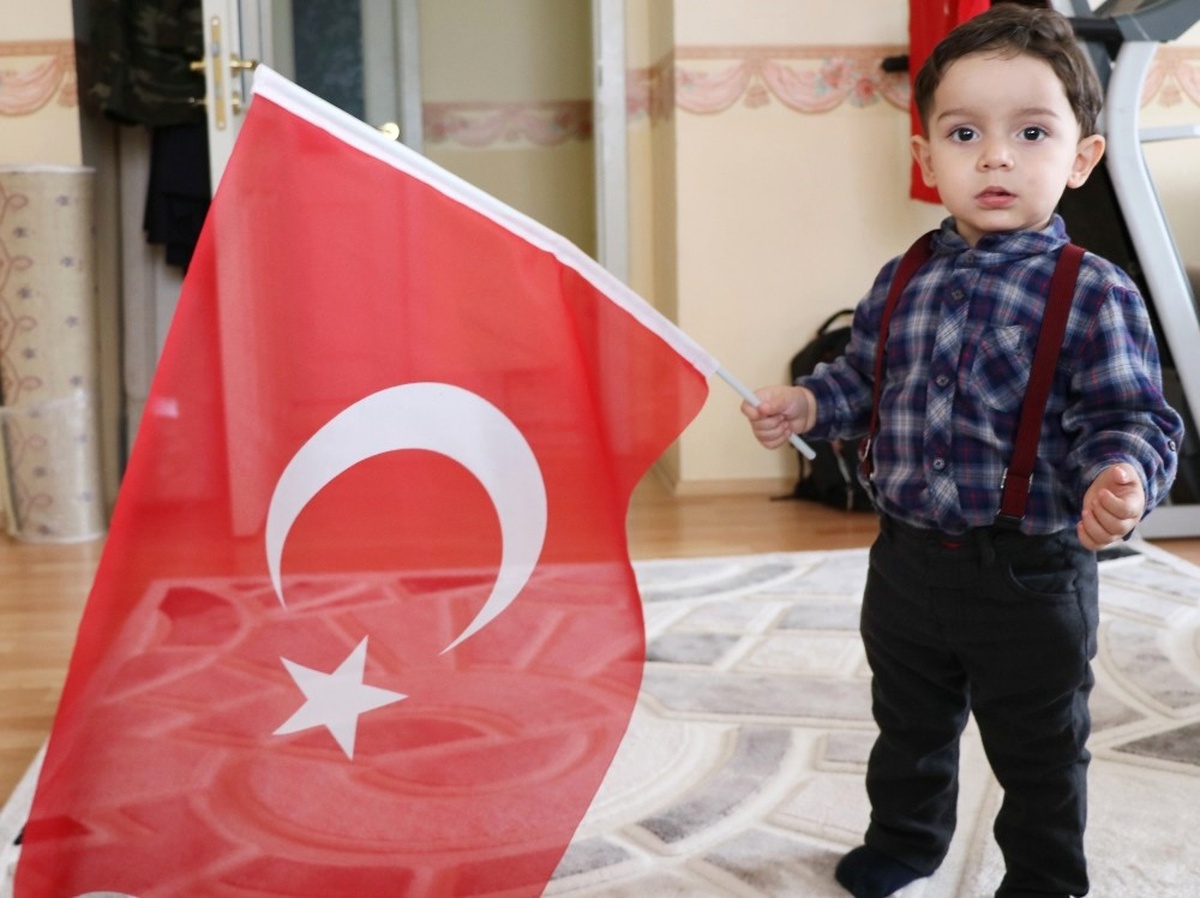 1,5 Yaşındaki Çocuğun Türk Bayrağı Sevgisi