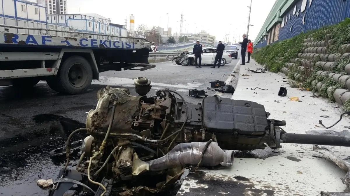 Kaza Yapan Lüks Aracın Motoru Metrelerce Uzağa Fırladı