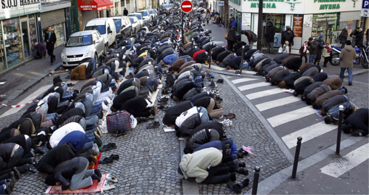 Paris\'te Sokakta Namaz Kılmak Yasaklanıyor