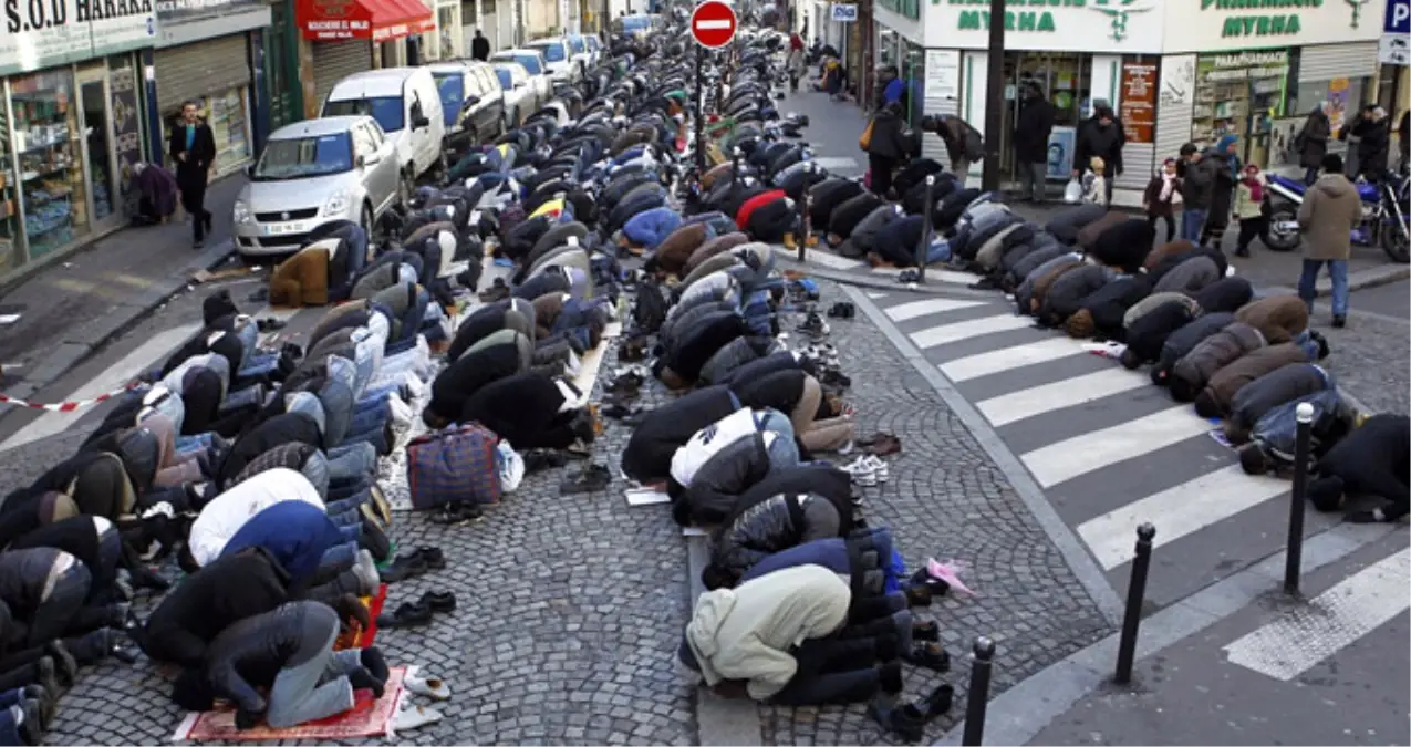 Paris\'te Sokakta Namaz Kılmak Yasaklanıyor